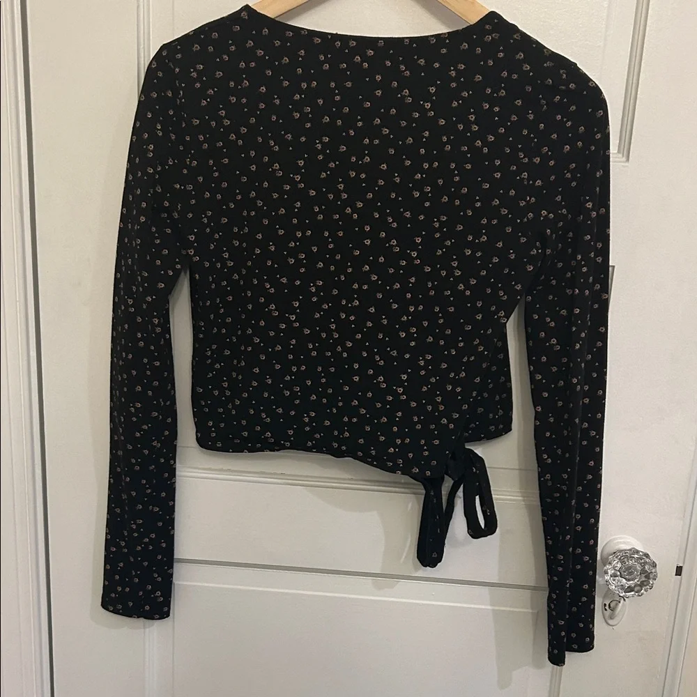 🛍 2/$18 Brandy Melville Black Floral Coco V Neck Wrap Top OS